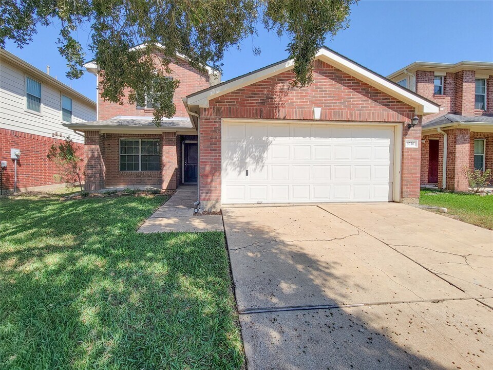 5746 Roehampton Ct in Houston, TX - Building Photo