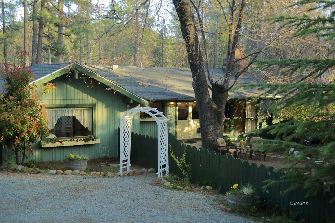 53835 Pine Crest Ave in Idyllwild, CA - Building Photo