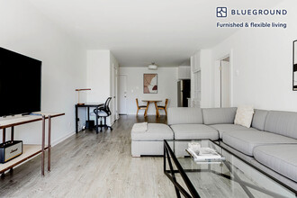 5805 W 8th St, Unit FL2-ID1229 in Los Angeles, CA - Foto de edificio - Building Photo