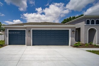 11 Burgundy Pl in Palm Coast, FL - Building Photo - Building Photo