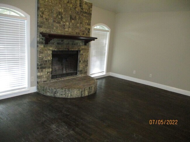 6421 Woodcreek Trail in Fort Worth, TX - Building Photo - Building Photo