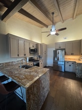 1346 Miraflores Glen in Escondido, CA - Foto de edificio - Building Photo