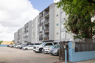 305 W 68th St in Hialeah, FL - Building Photo - Building Photo