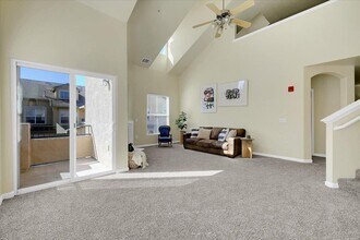 5350 Dunlay Dr, Unit 817 in Sacramento, CA - Building Photo - Building Photo