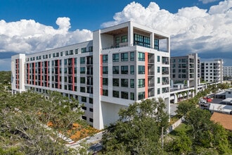 Marina Club Apartment homes in St. Petersburg, FL - Foto de edificio - Building Photo