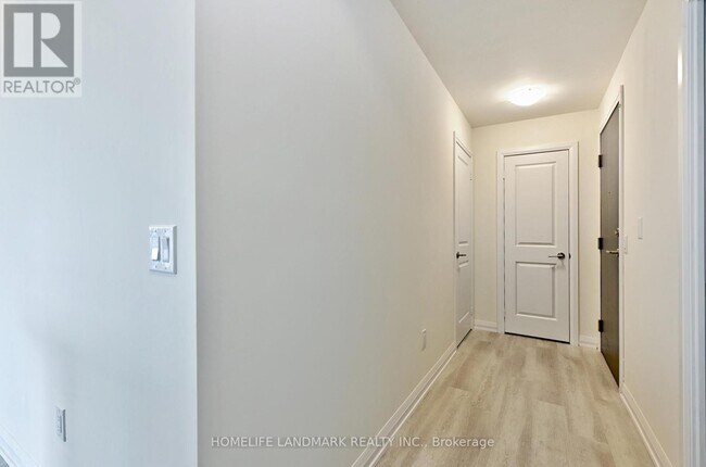 3270 Sheppard Ave E in Toronto, ON - Building Photo - Building Photo