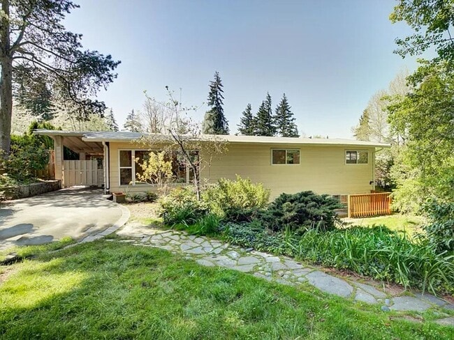 4042 90th Ave SE in Mercer Island, WA - Building Photo - Building Photo