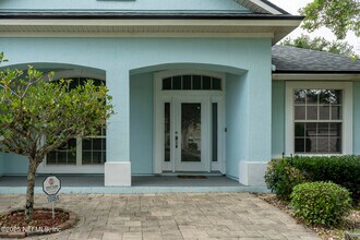 10064 Ecton Ln in Jacksonville, FL - Foto de edificio - Building Photo
