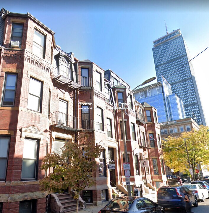 31 Gloucester St, Unit 3F in Boston, MA - Building Photo