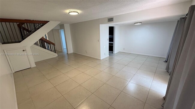 8026 NW 27th Pl in Sunrise, FL - Foto de edificio - Building Photo