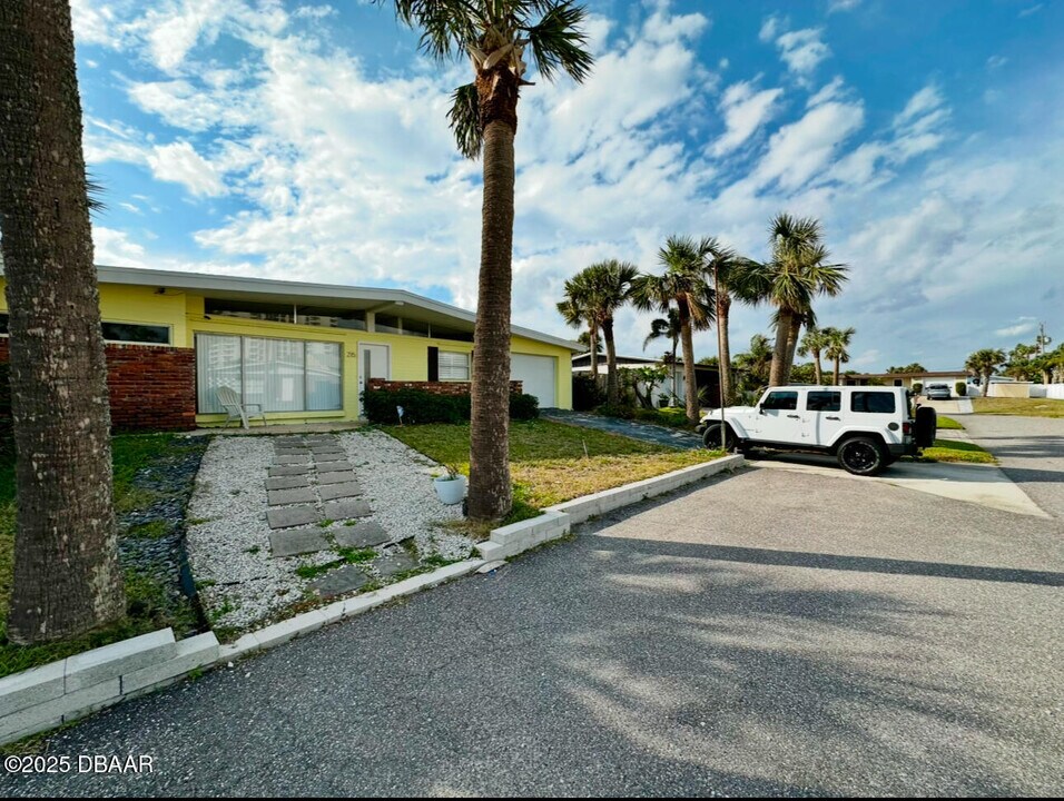 215 Venetian Way in Port Orange, FL - Building Photo