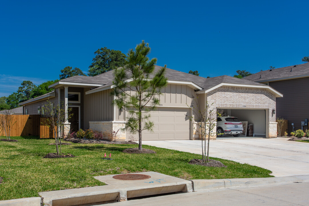 122 Wickersham in Conroe, TX - Foto de edificio