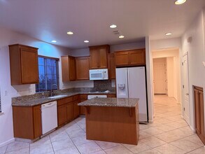 252 W Terraza Way in Mountain House, CA - Building Photo - Building Photo