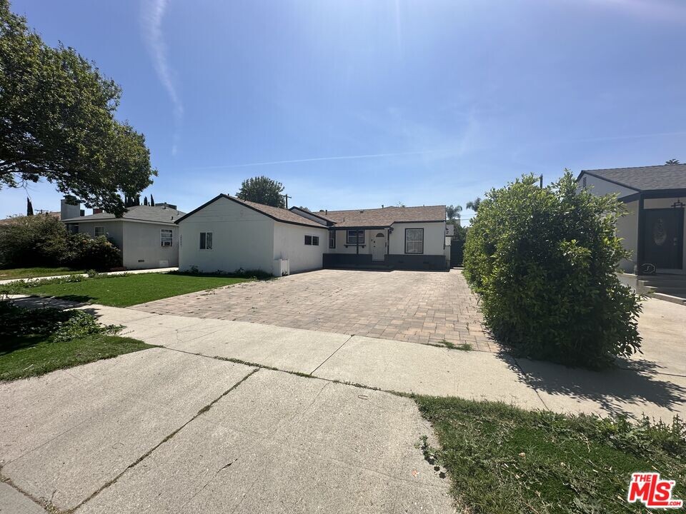 19544 Hart St in Los Angeles, CA - Building Photo