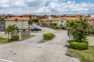 Silver Gardens Villas in Hialeah, FL - Building Photo - Building Photo