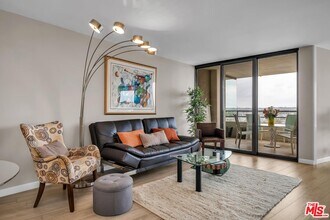 4314 Marina City Dr in Marina Del Rey, CA - Building Photo - Building Photo