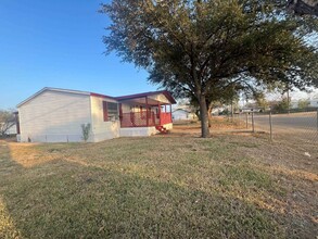 301 Johnston St in Cotulla, TX - Building Photo - Building Photo