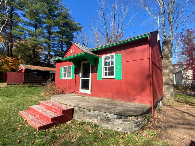 209 Cottage Ln in Cresco, PA - Building Photo - Building Photo