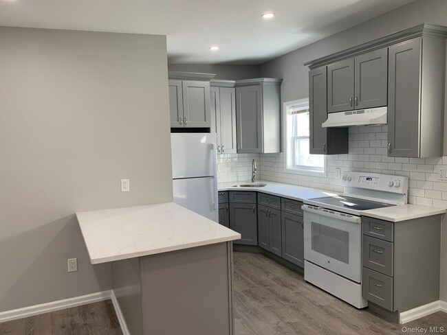 21 Collegeview Ave in Arlington, NY - Building Photo - Building Photo