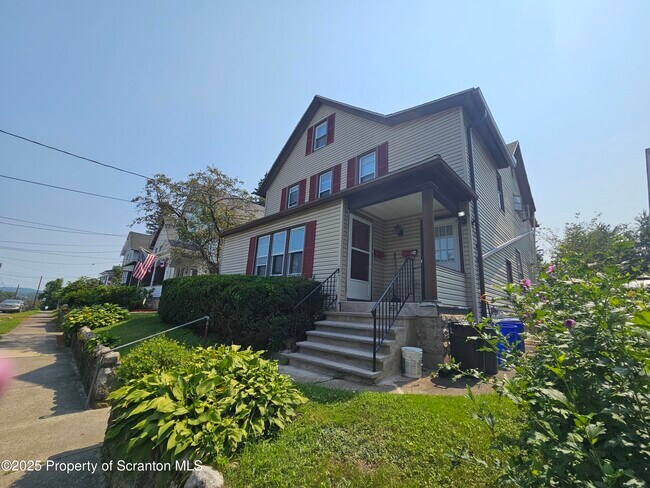 1042 Taylor Ave in Scranton, PA - Building Photo - Building Photo