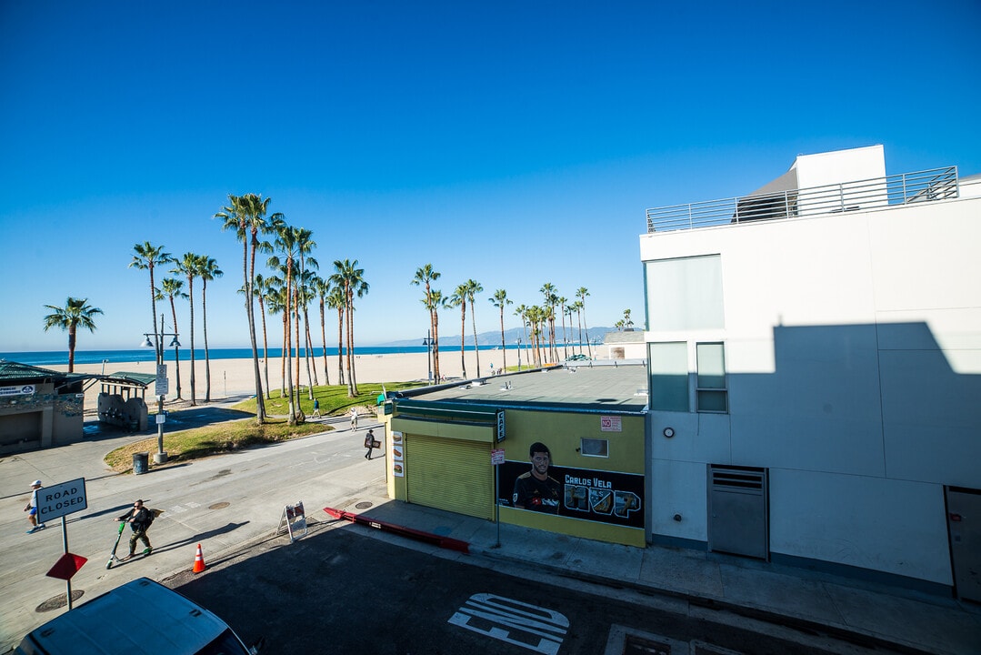 8 Brooks Ave in Venice, CA - Building Photo
