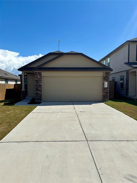 309 Bronco Billy Dr in Jarrell, TX - Building Photo