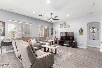 7231 W Sandra Terrace in Peoria, AZ - Foto de edificio - Building Photo