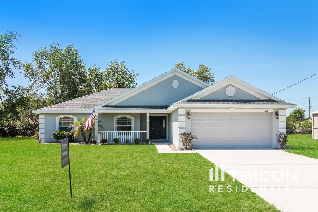 14128 Redwood St in Spring Hill, FL - Foto de edificio