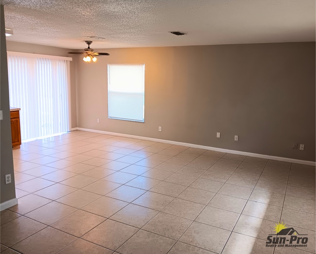 2735 Fern Palm Dr in Edgewater, FL - Foto de edificio - Building Photo