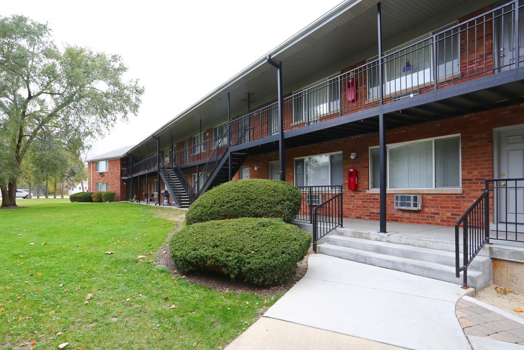 Plum Grove Apartments in Rolling Meadows, IL