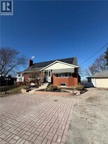 805 Ridge Rd in Hamilton, ON - Building Photo