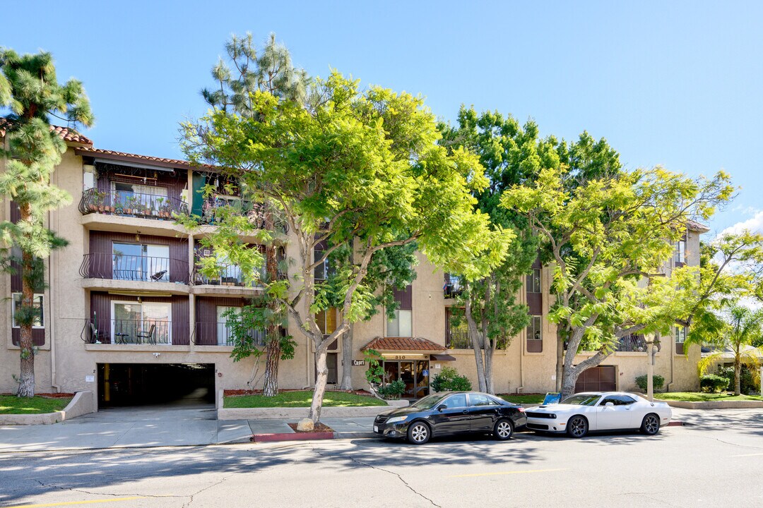 310 N Jackson St, Unit 106 in Glendale, CA - Building Photo