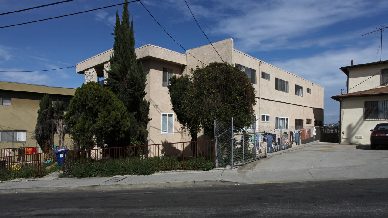 740 N Hill Pl in Los Angeles, CA - Building Photo