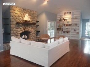 32 Jonathan Dr in East Hampton, NY - Building Photo - Building Photo