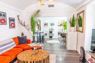 346 Laveta Terrace in Los Angeles, CA - Building Photo