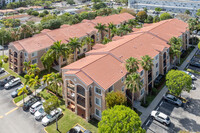 Gables Court in Miami, FL - Foto de edificio - Building Photo