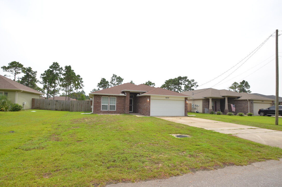 8197 Sierra St in Navarre, FL - Building Photo