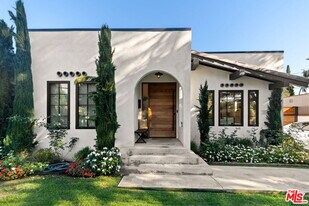 358 N Bronson Ave in Los Angeles, CA - Building Photo