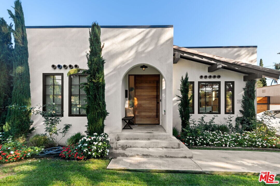 358 N Bronson Ave in Los Angeles, CA - Building Photo