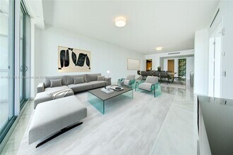 9349 Collins Ave in Surfside, FL - Foto de edificio - Building Photo