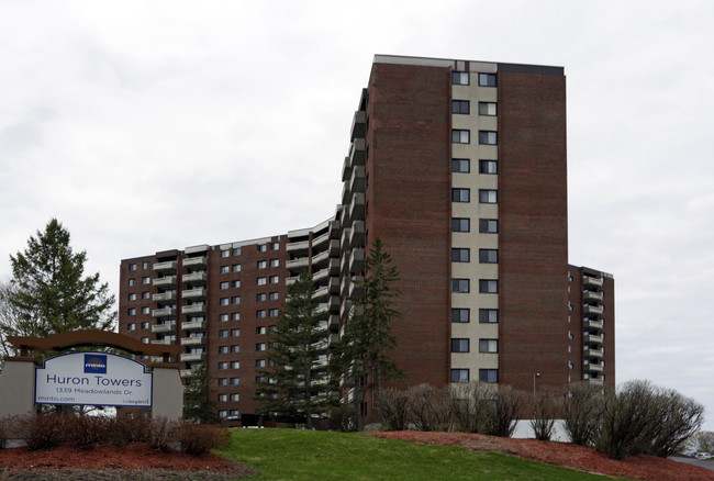 Huron Towers in Ottawa, ON - Building Photo - Building Photo