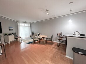 2655 Prosperity Ave, Unit 411 in Fairfax, VA - Foto de edificio - Building Photo