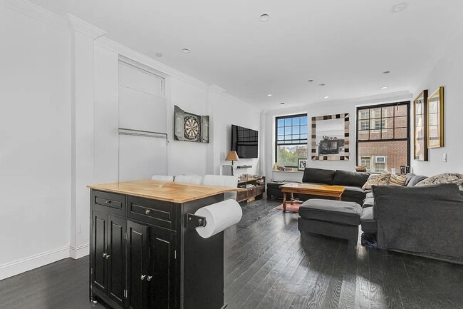 326 E 4th St in New York, NY - Building Photo - Building Photo