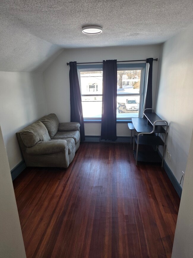 1104 Tacoma St, Unit 2 in New Bedford, MA - Foto de edificio - Building Photo