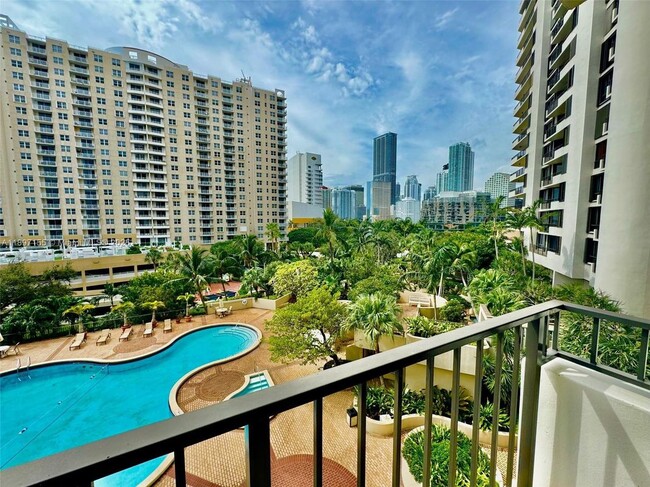 520 Brickell Key Dr in Miami, FL - Building Photo - Building Photo