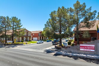 Charleston Court Townhomes in Las Vegas, NV - Building Photo - Building Photo