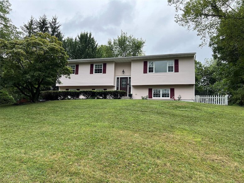 6 Peace Dr in Middletown, NY - Building Photo