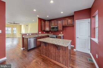 122 Winterberry Way in Woodbury, NJ - Building Photo - Building Photo