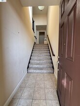 6492 Bayview Dr in Oakland, CA - Building Photo - Building Photo