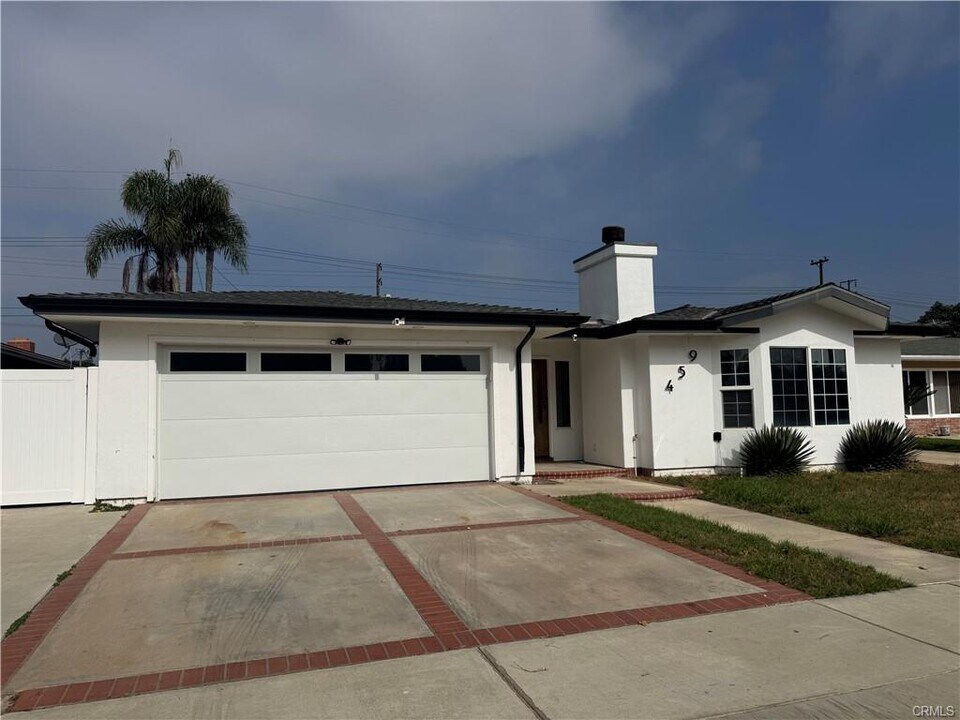 954 Capital St in Costa Mesa, CA - Building Photo